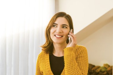 Kadın telefonu ile arama
