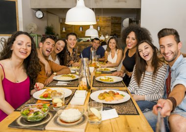 Arkadaşlar bir selfie yapma restoranda