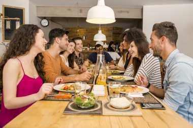 Restoranda lunching arkadaşlar