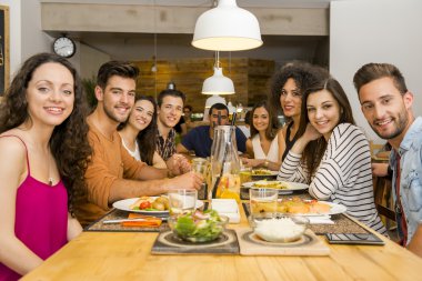 Restoranda lunching arkadaşlar