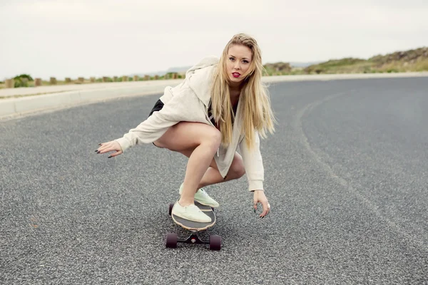 Donna a cavallo di uno skateboard — Foto Stock