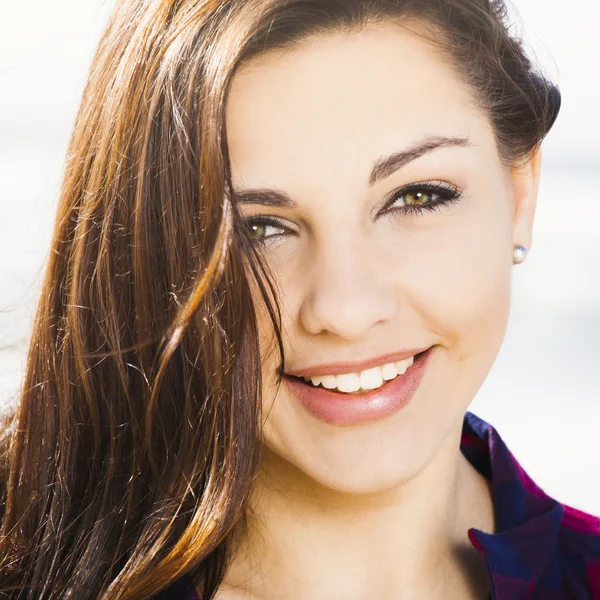 Happy girl at the beach smiling — Stock Photo, Image