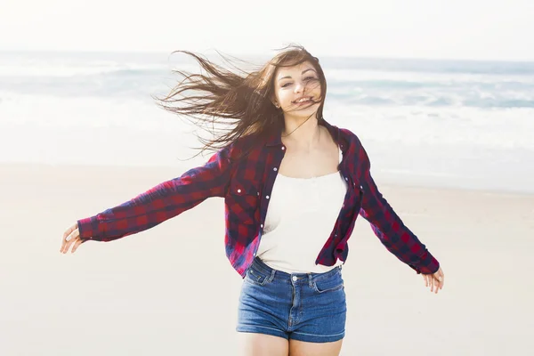 Chica feliz en la playa sonriendo —  Fotos de Stock