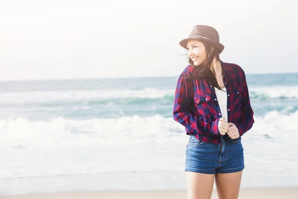 Chica disfrutando del día en la playa —  Fotos de Stock