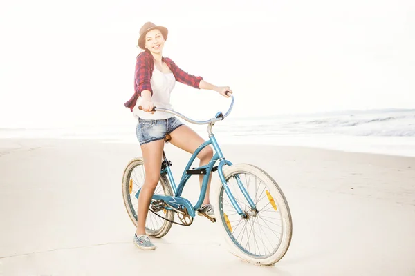 Vrouw veel plezier op het strand — Stockfoto