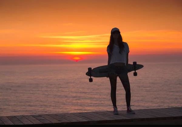 Skater Girl na zachodzie słońca — Zdjęcie stockowe