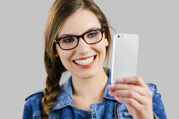 Mooie vrouw neemt een selfie — Stockfoto