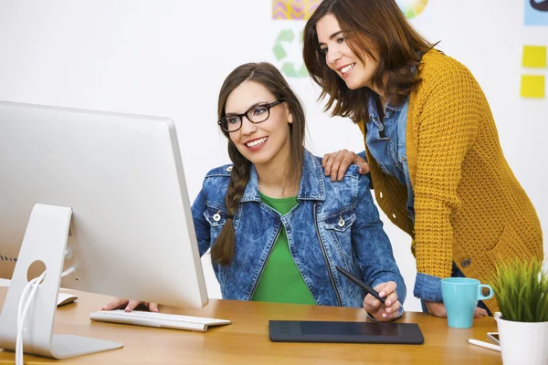 Casual affärskvinnor — Stockfoto