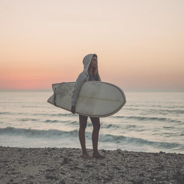 Surfer vacker flicka — Stockfoto