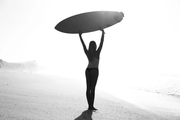 Hermosa chica surfista — Foto de Stock