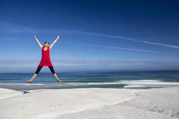 Bella donna in rosso salto — Foto Stock