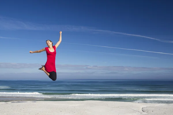Bella donna in rosso salto — Foto Stock