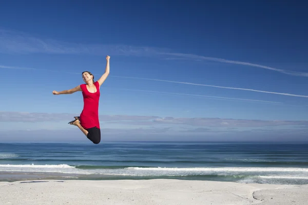 Belle femme en saut rouge — Photo