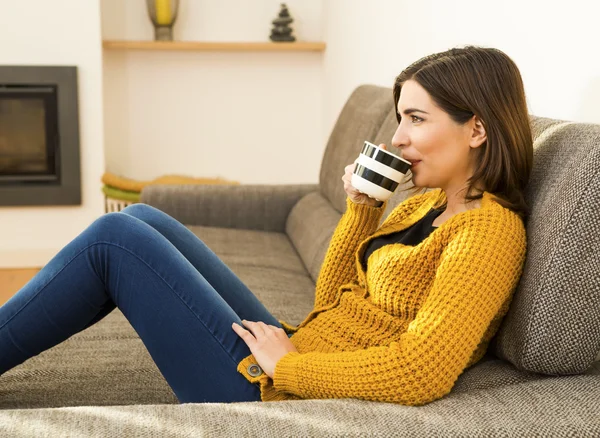 Mulher se divertindo com um café — Fotografia de Stock