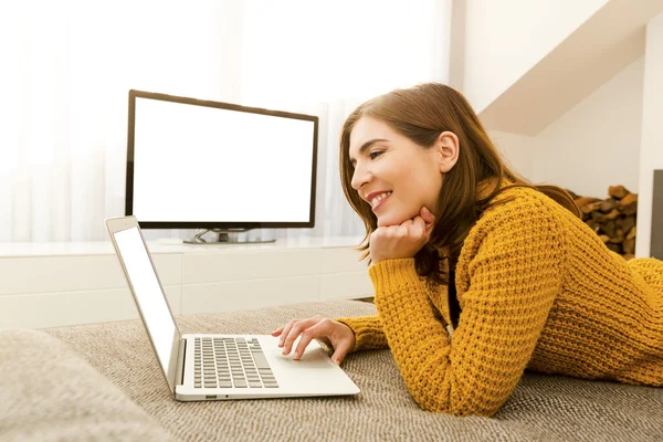 Onu laptop ile çalışan kadın — Stok fotoğraf
