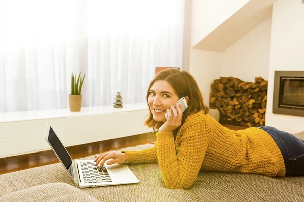 Mujer Llamar y trabajar —  Fotos de Stock