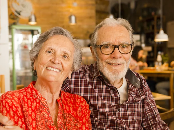 Oude paar in het restaurant — Stockfoto