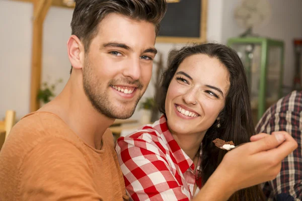 Lyckliga paret på restaurang — Stockfoto