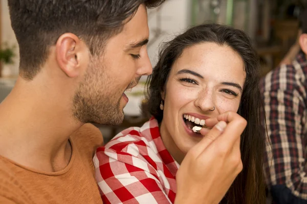 Pareja feliz en el restaurante —  Fotos de Stock