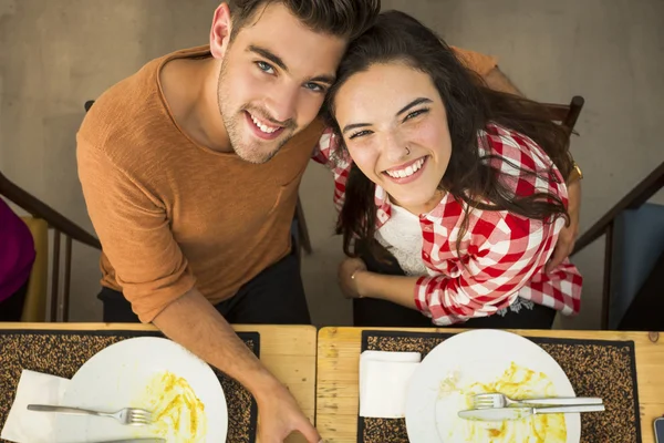 Parejas jóvenes en el restaurante —  Fotos de Stock