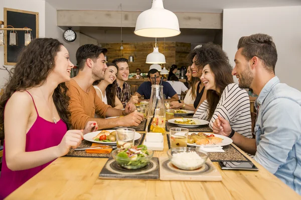 Pranzo con gli amici al ristorante — Foto Stock