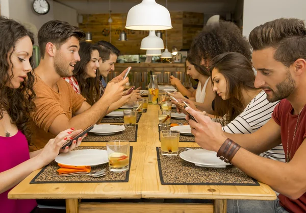 Grupo de amigos en un restaurante —  Fotos de Stock