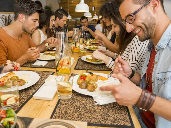 Amigos comiendo en el restaurante — Foto de Stock