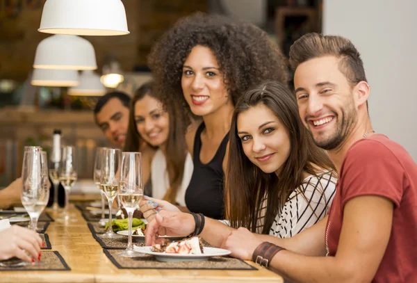 Vänner lunchar på restaurang — Stockfoto