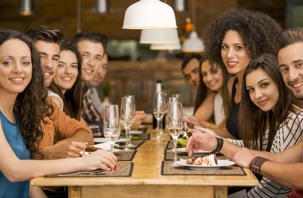 Amigos almoçando no restaurante — Fotografia de Stock