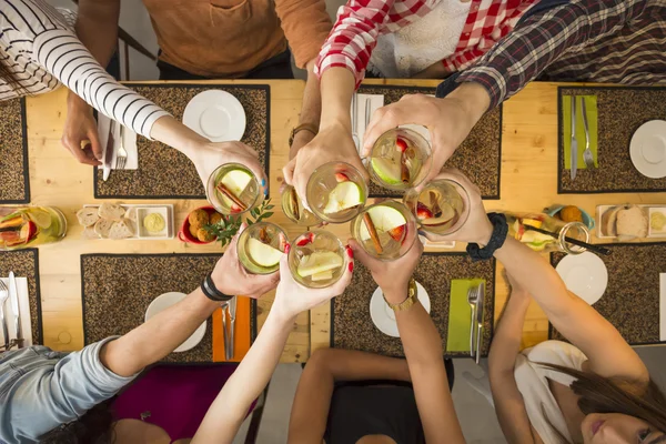 Amigos haciendo un brindis — Foto de Stock