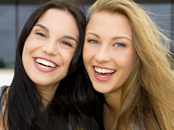 Duas meninas sorrindo — Fotografia de Stock