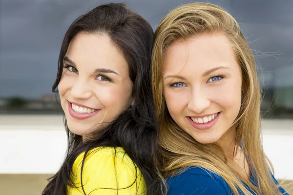 Due giovani ragazze sorridenti — Foto Stock