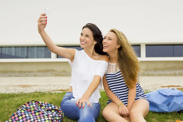 Szczęśliwy studentsg co selfie — Zdjęcie stockowe