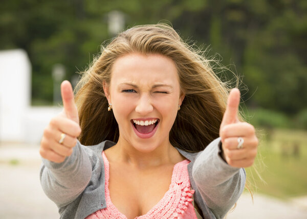 Девушка с большими пальцами вверх
