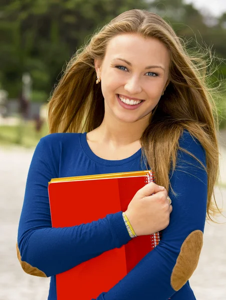 Student tjej i skolan håller bärbara datorer — Stockfoto