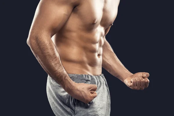 Uomo muscoloso senza camicia — Foto Stock