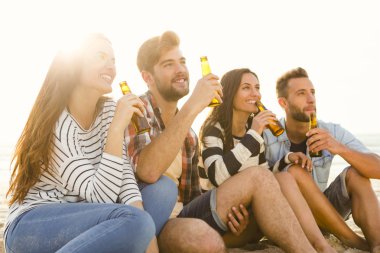 Plajda soğuk bir bira içme arkadaş