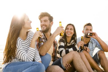 Plajda soğuk bir bira içme arkadaş