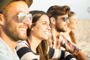 arkadaşlar eğlenmeye Plajı'nda