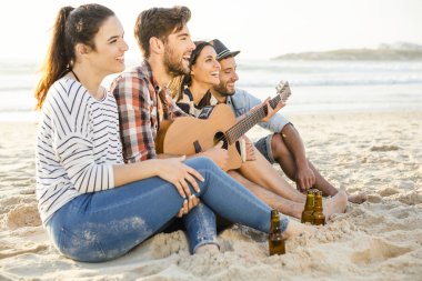 Kumsalda birlikte eğleniyor arkadaşlar