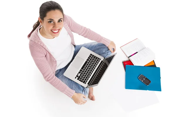 Estudiante femenina que trabaja con un ordenador portátil —  Fotos de Stock