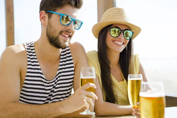 Friends drinking a cold beer — Stock Photo, Image