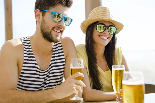 Amigos bebiendo una cerveza fría — Foto de Stock