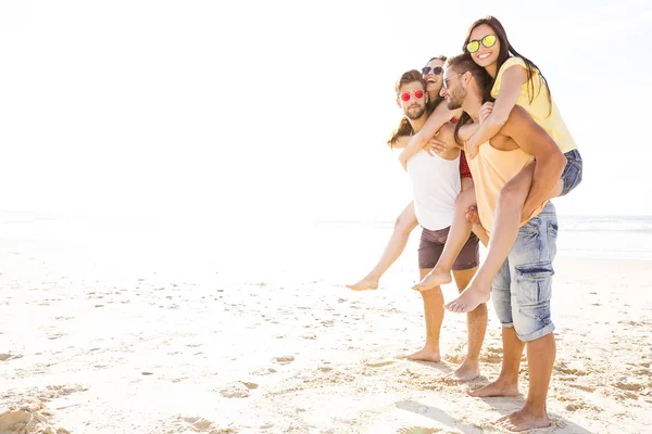 Amigos divirtiéndose en la playa —  Fotos de Stock