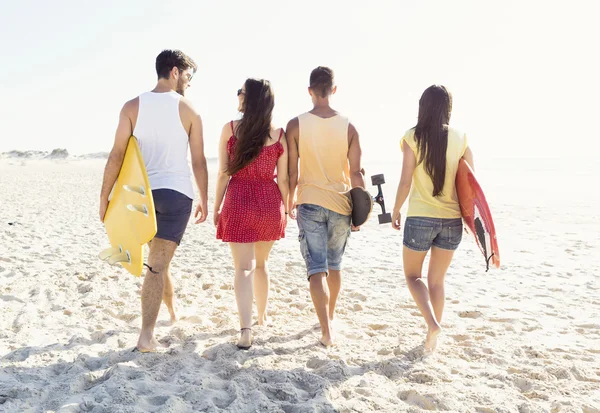 Amigos caminando juntos en la playa —  Fotos de Stock