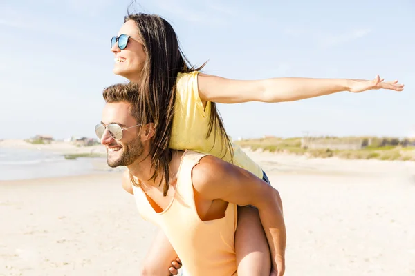 Amigos divirtiéndose en la playa —  Fotos de Stock