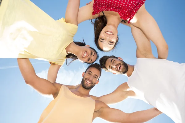 Des amis qui s'amusent à la plage — Photo