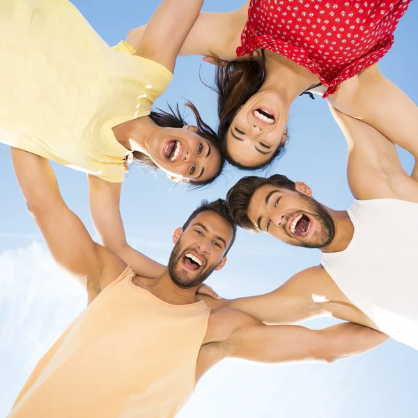 Freunde amüsieren sich am Strand — Stockfoto