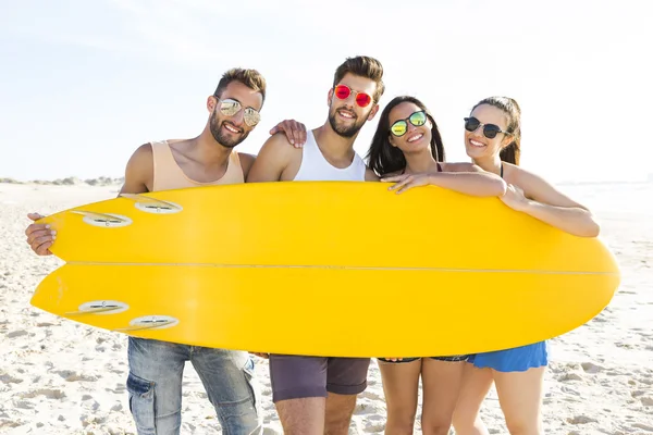 Friends together holding a surfboard — Stock Photo, Image