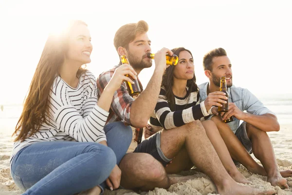 Kumpáni u studené pivo na pláži — Stock fotografie